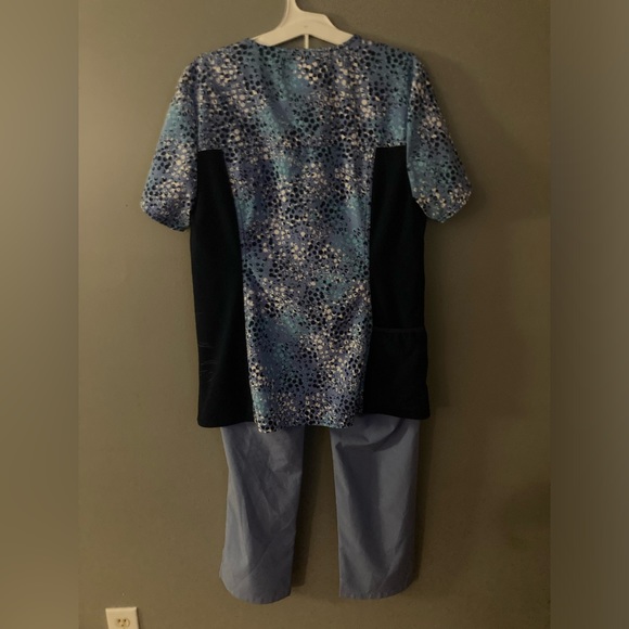 In Excellent Condition! Scrub Set - Picture 2 of 7